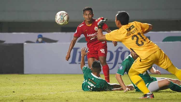 Ega Rizky berusaha menahan tendangan bola dari Osvaldo Haay. - INDOSPORT