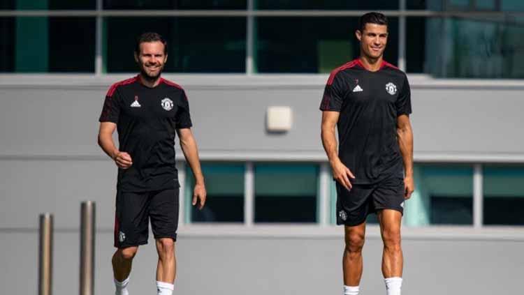 Cristiano Ronaldo dan Juan Mata dalam sesi latihan perdana bersama Man United - INDOSPORT