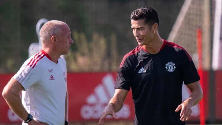 Cristiano Ronaldo dan Mike Phelan tengah berbincang dalam sesi latihan perdana bersama Man United - INDOSPORT