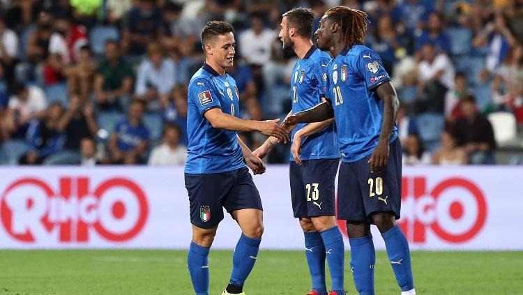 Pemain Italia merayakan gol di laga kualifikasi Piala Dunia melawan Lithuania Copyright: Twitter @Azzurri_En