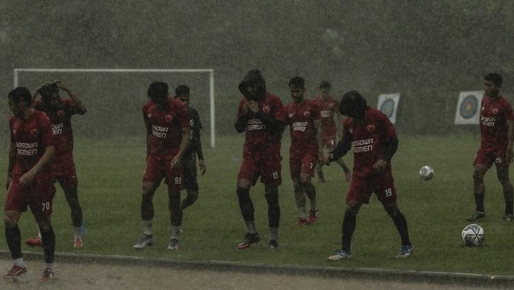 Pemain PSM Makassar meninggalkan Stadion Pajajaran, Bogor, setelah diguyur hujan lebat disertai petir, Rabu (8/9/21).