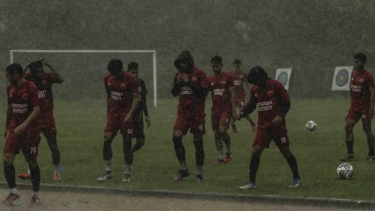 Pemain PSM Makassar meninggalkan Stadion Pajajaran, Bogor, setelah diguyur hujan lebat disertai petir, Rabu (8/9/21). - INDOSPORT