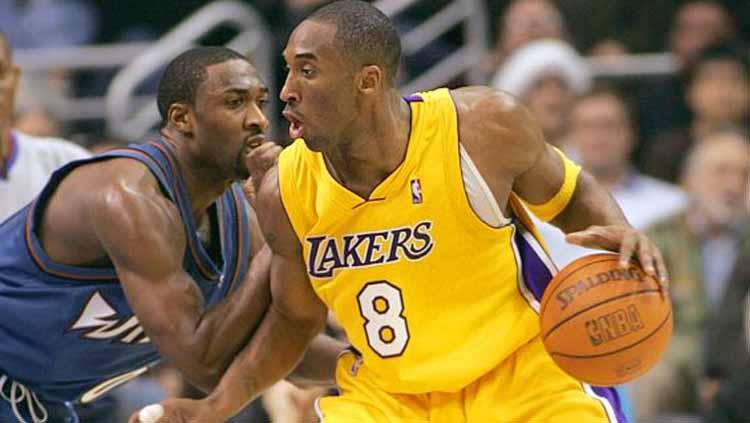 Gilbert Arenas berusaha menghalau aksi Kobe Bryant