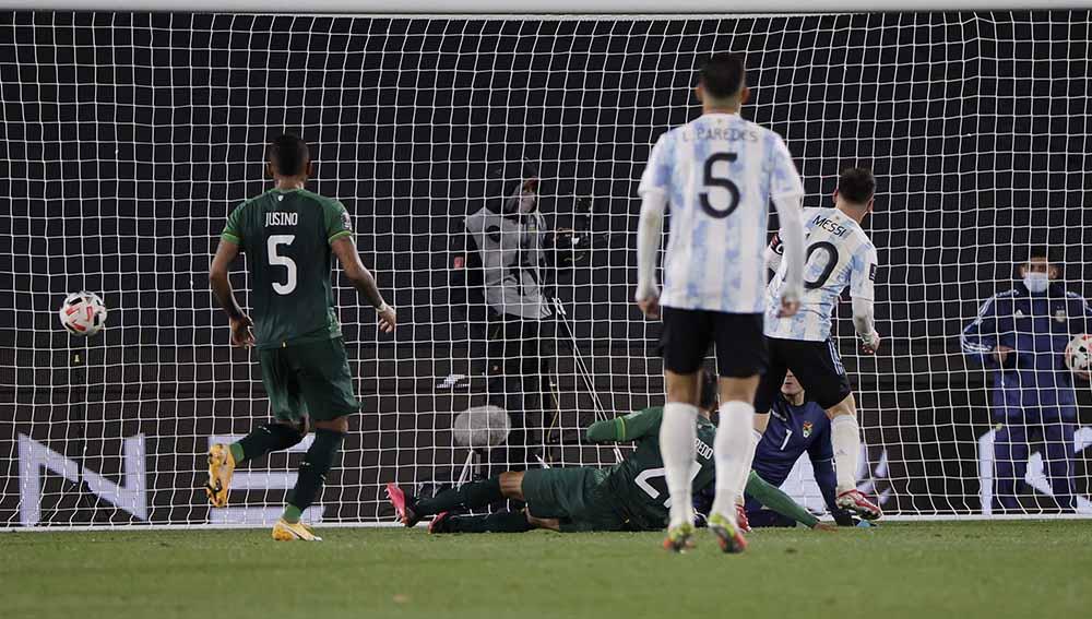 Pemain Argentina Lionel Messi, mencetak gol ke gawang Bolivia pertandingan kualifikasi Amerika Selatan Piala Dunia FIFA Qatar 2022.