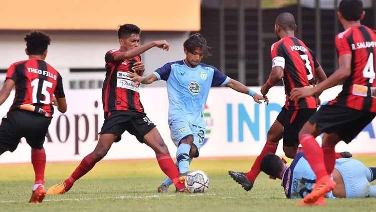 Pemain Persipura Jayapura mengepung pemain Persela Lamongan - INDOSPORT