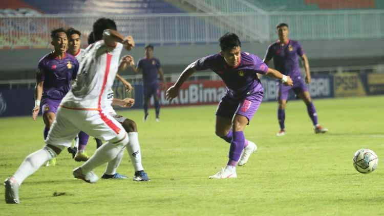 Situasi pertandingan Persik Kediri vs Borneo FC.