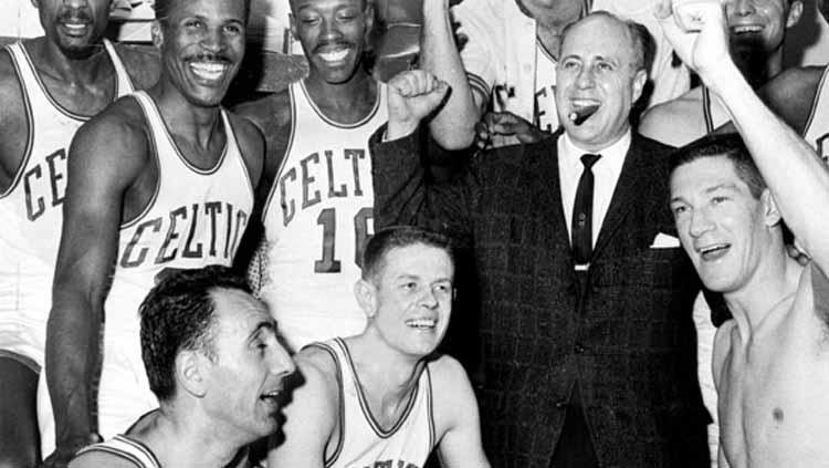 Red Auerbach selebrasi bersama pemain Boston Celtics