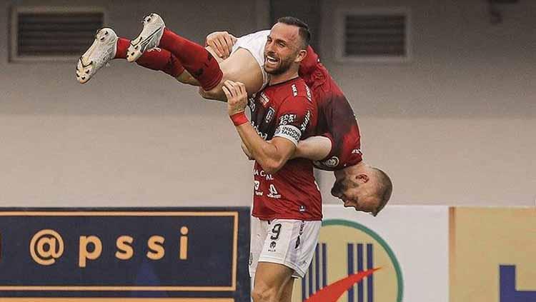 Melvin Platje dan Ilija Spasojevic melakukan selebrasi