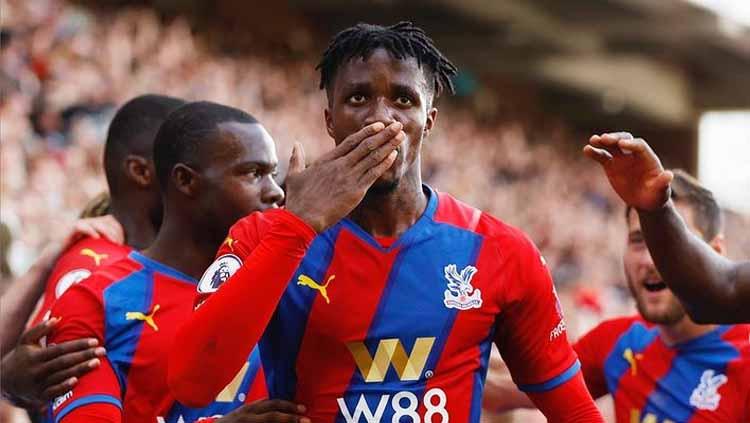 Wilfried Zaha melakukan selebrasi usai cetak gol ke gawang Tottenham lewat penaty Copyright: premierleague