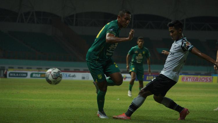 M Syaifuddin menghindari hadangan pemain Persikabo