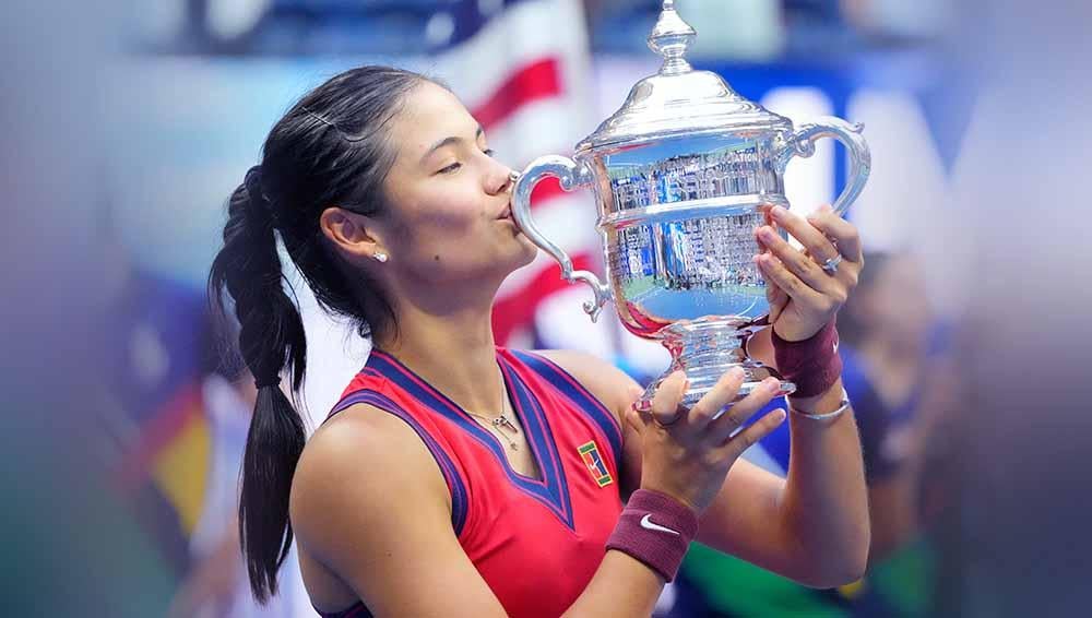 Petenis Inggris Emma Raducanu merayakan dengan trofi usai mengalahkan lawannya Leylah Fernandez asal Kanada turnamen tenis AS Terbuka 2021. - INDOSPORT