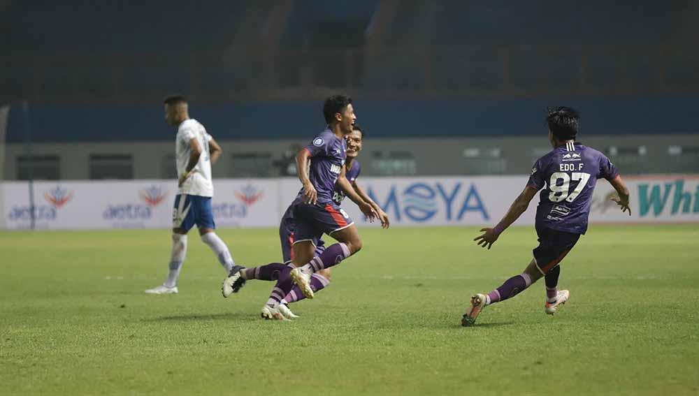 Laga pertandingan antara Persita Tangerang vs Persib Bandung.