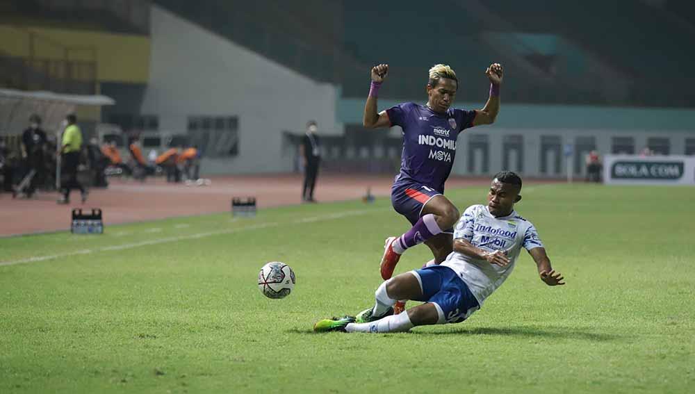 Laga pertandingan antara Persita Tangerang vs Persib Bandung.