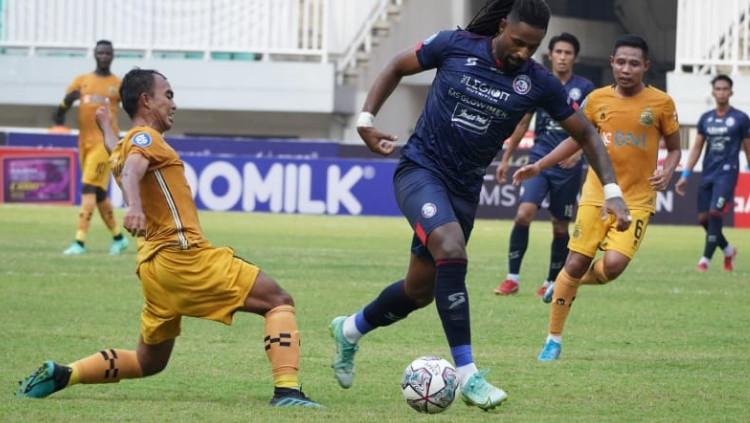 Laga Liga 1 antara Arema FC vs Bhayangkara FC di Stadion Pakansari, Cibinong, Minggu (12/09/21).
