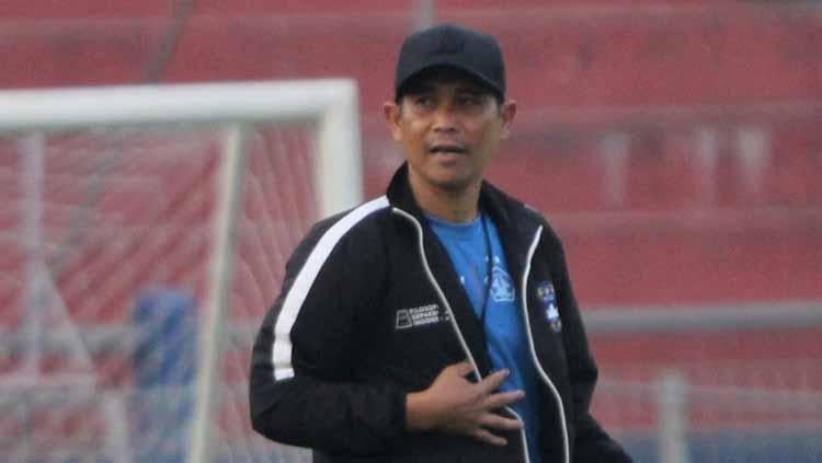 Pelatih PSKC Cimahi, Joko Susilo, merasa terpukul dan sedih dengan tragedi yang terjadi di Stadion Kanjuruhan, Malang, Sabtu (01/10/22) malam. - INDOSPORT
