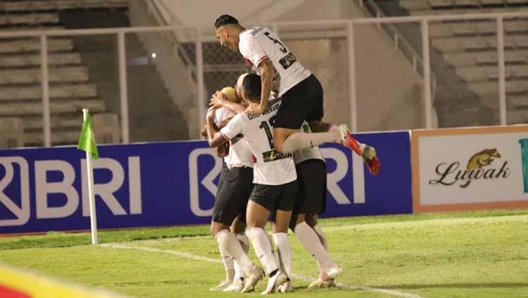Aksi selebrasi pemain Madura United usai Rafael Silva mencetak gol di Liga 1 2021. - INDOSPORT