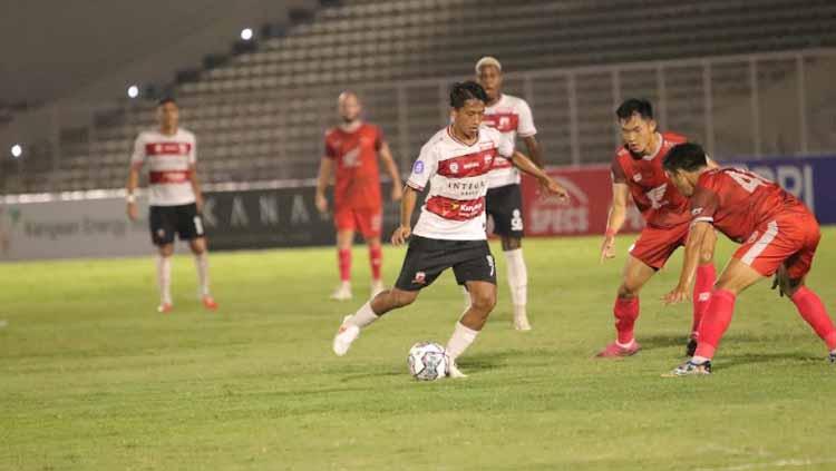 Dua pemain PSM Makassar berusaha menghalau pergerakan pemain Madura United - INDOSPORT
