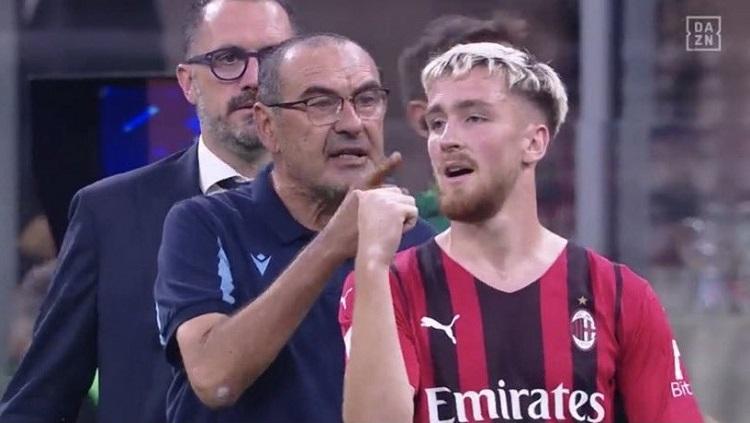 Pelatih Lazio, Mauirizo Sarri, terlibat pertengkaran dengan pemain AC Milan, Alexis Saelemaekers, di laga pekan keempat Liga Italia 2021/2022. - INDOSPORT