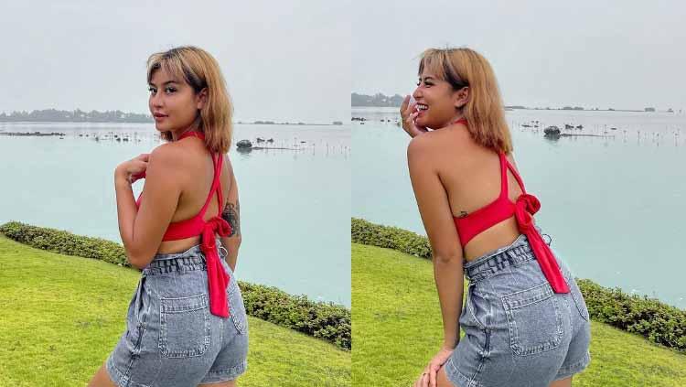 Selebgram Karin Novilda atau lebih dikenal Awkarin tampil seksi dalam balutan bikini merah saat gowes.