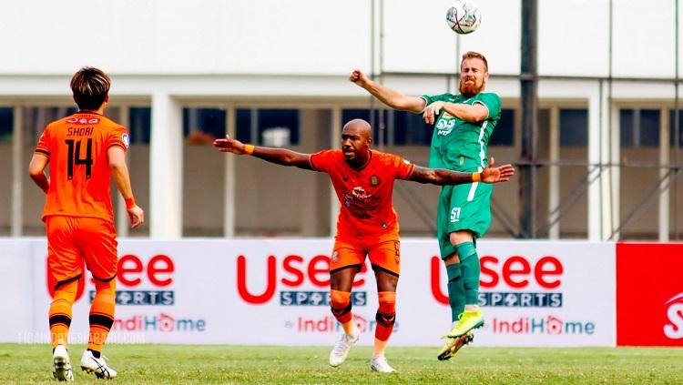 Aksi striker Persiraja Banda Aceh, Paulo Henrique, dalam laga Liga 1 2021-2022 melawan PSS Sleman, Sabtu (11/9/21).