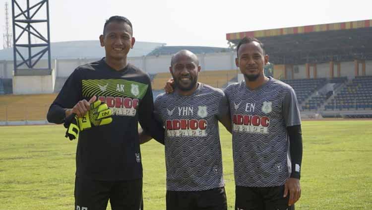 Tiga pemain PSMS Medan, Abdul Rohim (kiri), Yohanis Nabar (tengah) dan Elina Soka (kanan), foto bersama kembali mengenang saat PON 2012 lalu di Stadion Kaharuddin Nasution, Rumbai, Pekanbaru.