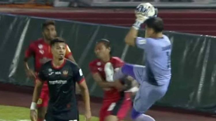 Sharbinee Allawee lakukan tendangan kungfu.