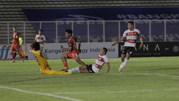 Momen gol penyerang sayap PSM Makassar, Ilham Udin Armaiyn, ke gawang Madura United.