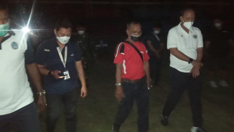Verifikasi Stadion Teladan dilakukan dalam kondisi gelap gulita karena lampu stadion tak menyala.