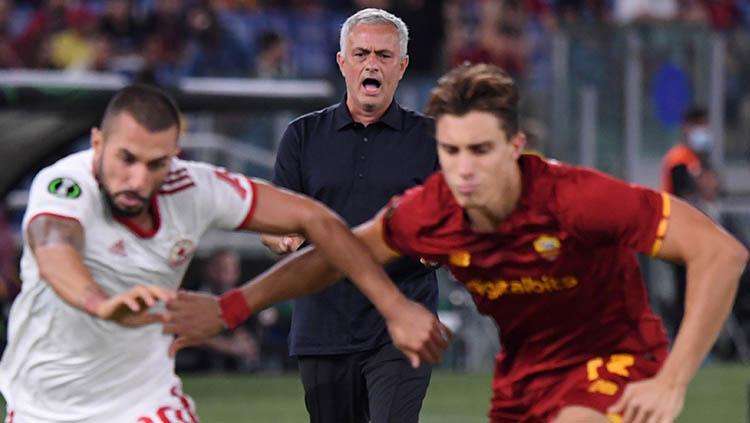Pelatih AS Roma, Jose Mourinho, memberi instruksi dari pinggir lapangan dalam laga Liga Italia. - INDOSPORT