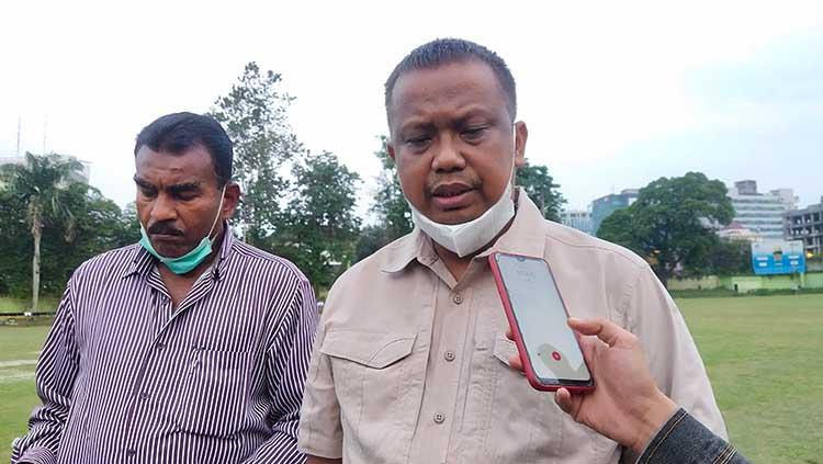 Manajer klub Liga 2 PSMS Medan, Mulyadi Simatupang (kanan), didampingi Sekretaris klub PSMS, Julius Raja (kiri).