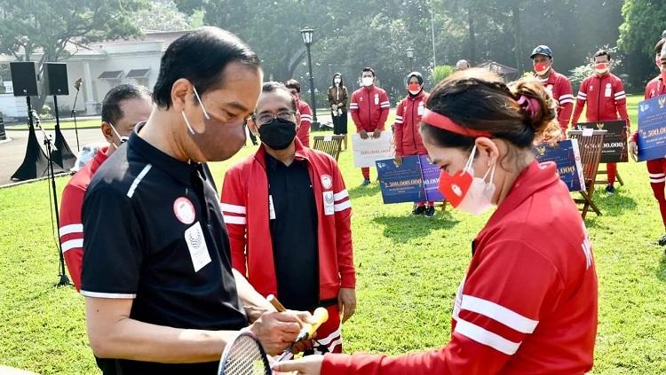 Kontingen Paralimpiade Indonesia yang meraih prestasi di ajang Paralimpiade Tokyo 2020 telah diterima oleh Presiden Joko Widodo. - INDOSPORT