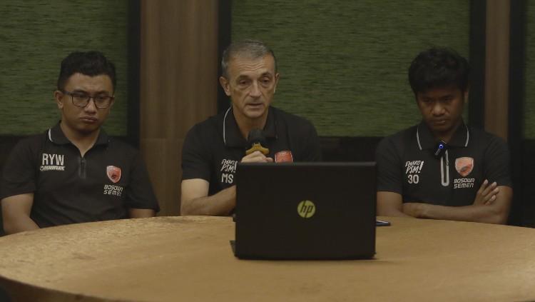 Pelatih PSM Makassar, Milomir Seslija (tengah), bersama Ilham Udin Armaiyn (kanan) dan Roy Wanson (kiri) saat pre match press conference vs Persebaya Surabaya.