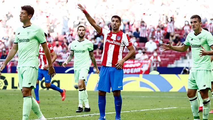 Luis Suarez tengah gelisah kala dihadapkan dengan dua pilihan berat. Bagaimana tidak? Suarez telah mendapatkan dua tawaran menarik yang cukup membingungkan.