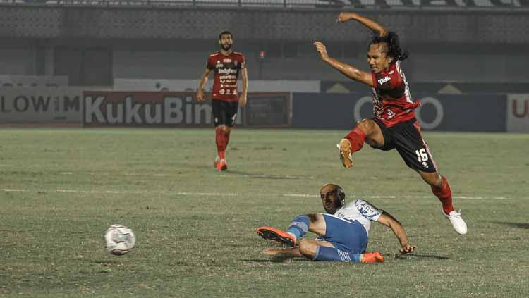 Hariono melewati pemain Persib Bandung
