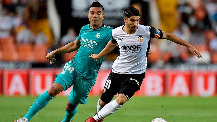 Aksi Casemiro di laga Valencia vs Real Madrid dalam lanjutan LaLiga Spanyol. - INDOSPORT