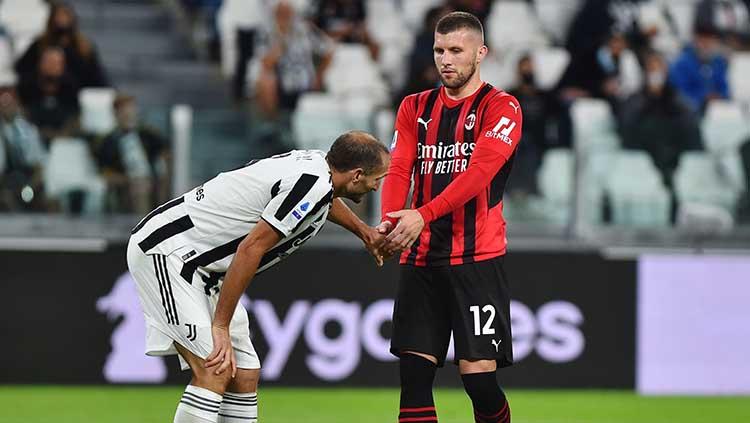 Giorgio Chiellini dan Ante Rebic di laga Juventus vs AC Milan.