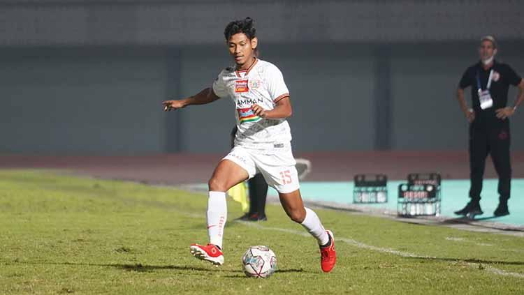 Muhammad Salman Alfarid membawa bola ke tengah lapangan