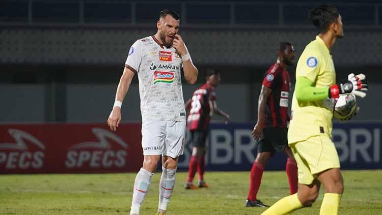 Marko Simic tampak frustrasi pada pertandingan Liga 1 2021/22 antara Persipura vs Persija di Indomilk Arena, Minggu (19/09/21). Kedua tim bermain imbang 0-0.