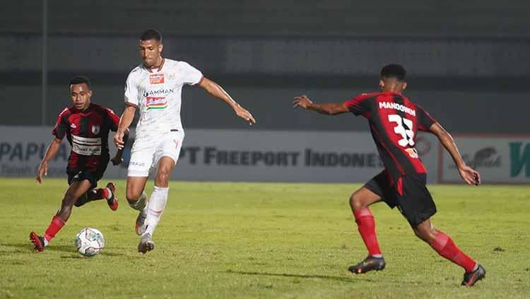 Yann Motta mendapat kawalan dua pemain lawan pada pertandingan Liga 1 2021/22 antara Persipura vs Persija di Indomilk Arena, Minggu (19/09/21). Kedua tim bermain imbang 0-0.