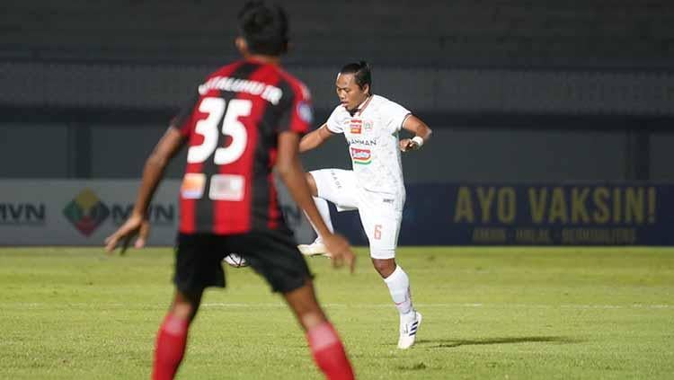 Aksi kontrol bola Tony Sucipto pada pertandingan Liga 1 2021/22 antara Persipura vs Persija di Indomilk Arena, Minggu (19/09/21).