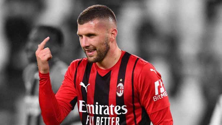 Ante Rebic menjadi salah satu pemain yang kabarnya akan dilepas AC Milan. Foto: Claudio Villa/AC Milan via Getty Images.