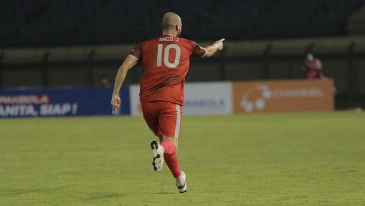Penyerang PSM Makassar, Anco Jansen, merayakan gol ke gawang Persebaya Surabaya di Liga 1