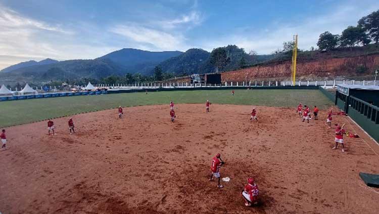 Tim softball DKI Jakarta saat menjajal venue softball Uncen Kota Jayapura