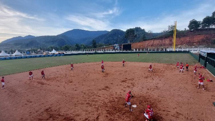 Tim softball putra DKI Jakarta saat berlatih di venue softball Agus Kafiar, Universitas Cenderawasih, Kota Jayapura.