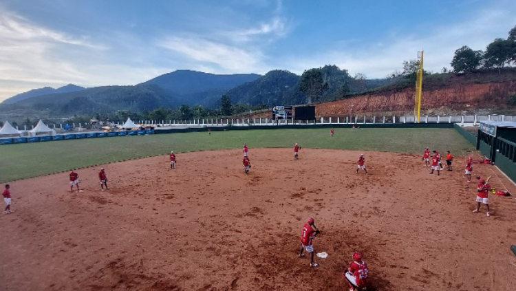 Tim softball putra DKI Jakarta saat berlatih di venue softball Agus Kafiar, Universitas Cenderawasih, Kota Jayapura. - INDOSPORT