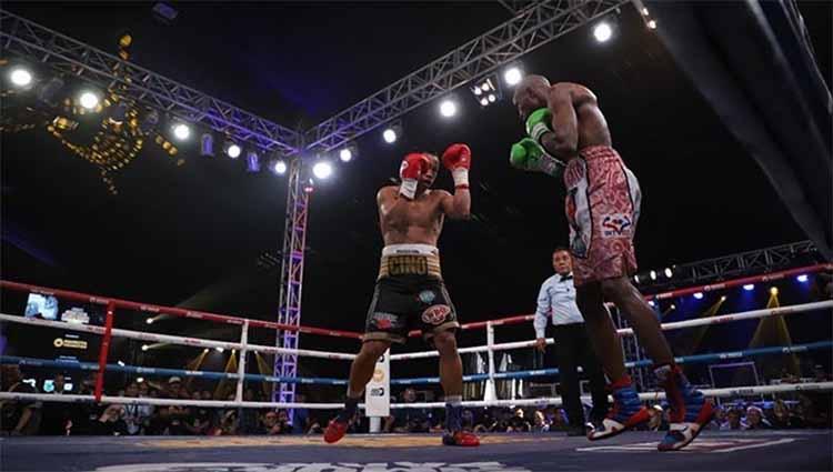 Duel tinju Daud Yordan vs Michael Mokoena.