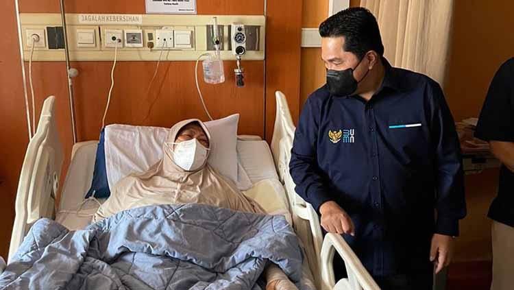 Menteri BUMN, Erick Thohir, memberi dukungan langsung kepada mantan atlet nasional, Verawaty Fajrin, yang tengah sakit di RS Dharmais, Jakarta, Rabu (22/09/21)