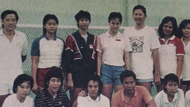 Tim Uber Cup Indonesia 1988: Verawaty Fajrin (berdiri, keempat dari kanan) dan Yanti Kusmiati (jongkok, kiri) (Foto: Dok. Tangkas: 67 Tahun Berkomitmen Mencetak Jawara Bulu Tangkis)
