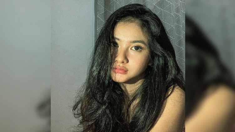 Artis cantik Adinda Azani tak hanya dikenal pandai berseni peran, tetapi rupanya pandai juga olahraga berselancar atau surfing.