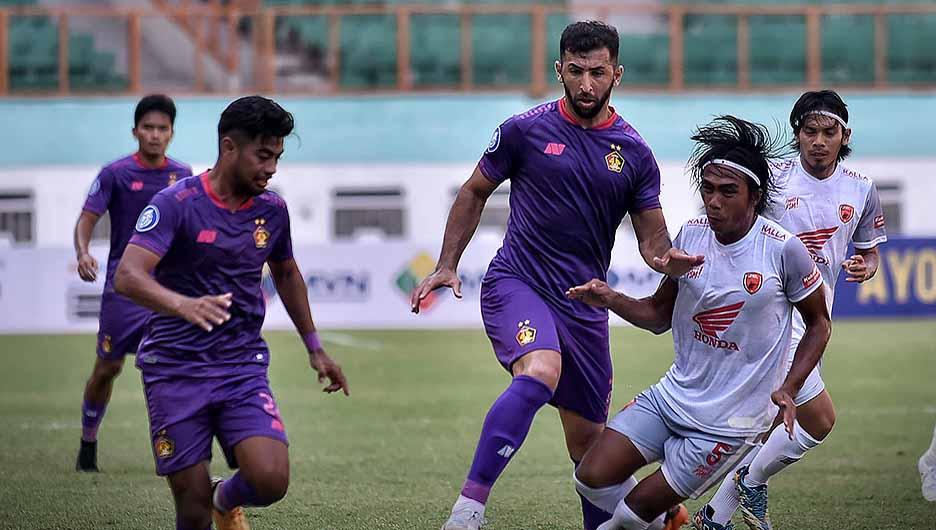 Duel pemain Persik Kediri dengan pemain PSM Makassar di BRI Liga 1. - INDOSPORT